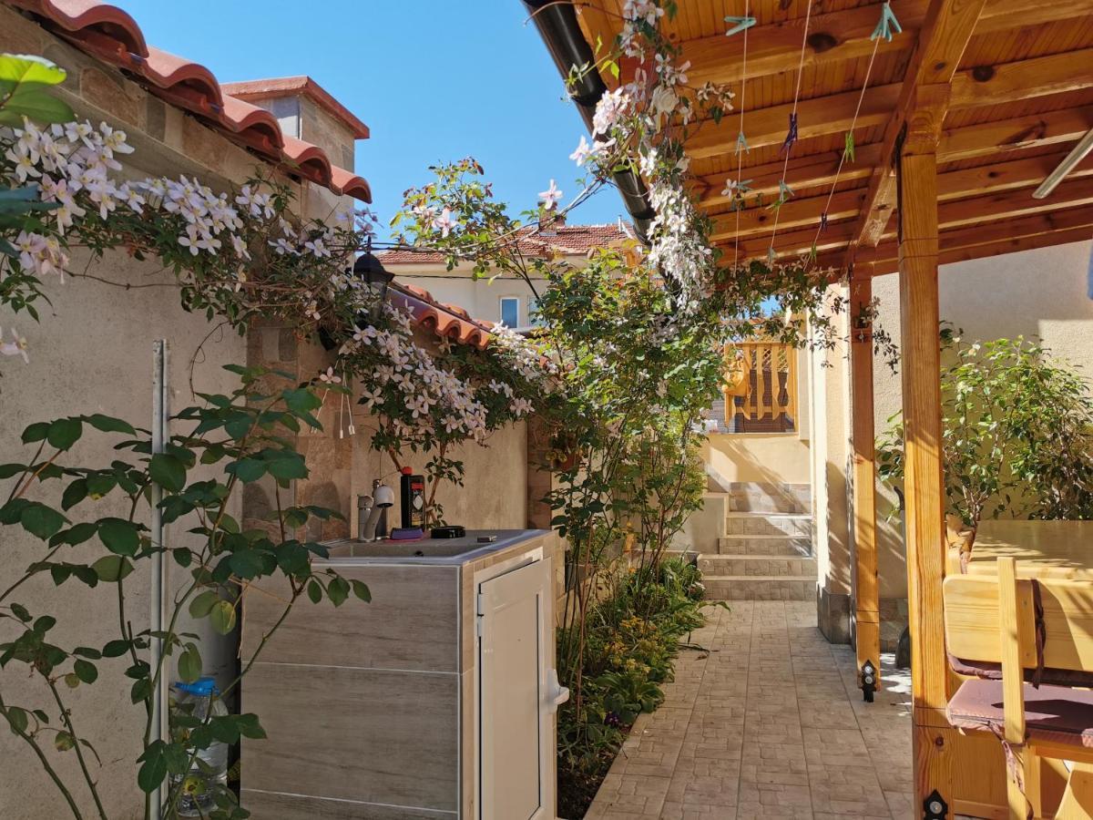Rose Valley Guest House Kazanlak Exterior photo